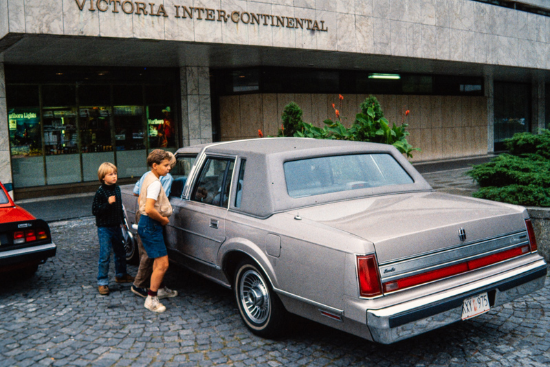 Warschau, August 1988. Neugierige Jungen vor dem Hotel Intercontinental